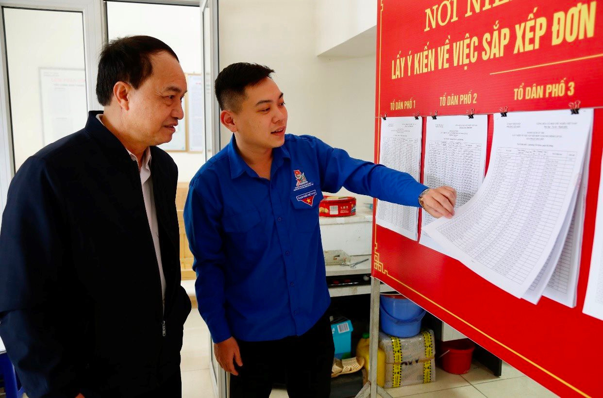 Cử tri quận Hà Đông xem danh sách niêm yết tại các phường thuộc diện sáp nhập. Cử tri quận Hà Đông xem danh sách niêm yết tại các phường thuộc diện sáp nhập.