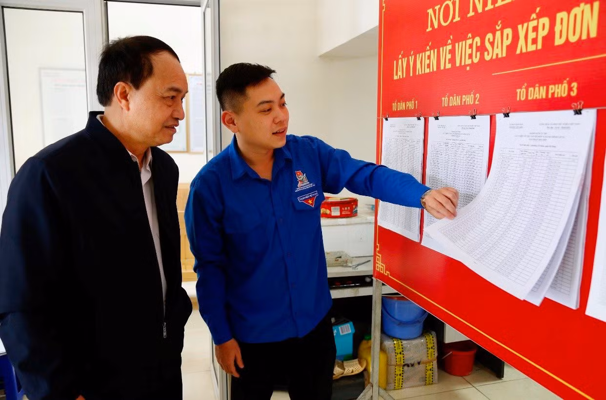 Cử tri quận Hà Đông xem danh sách niêm yết tại các phường thuộc diện sáp nhập.
