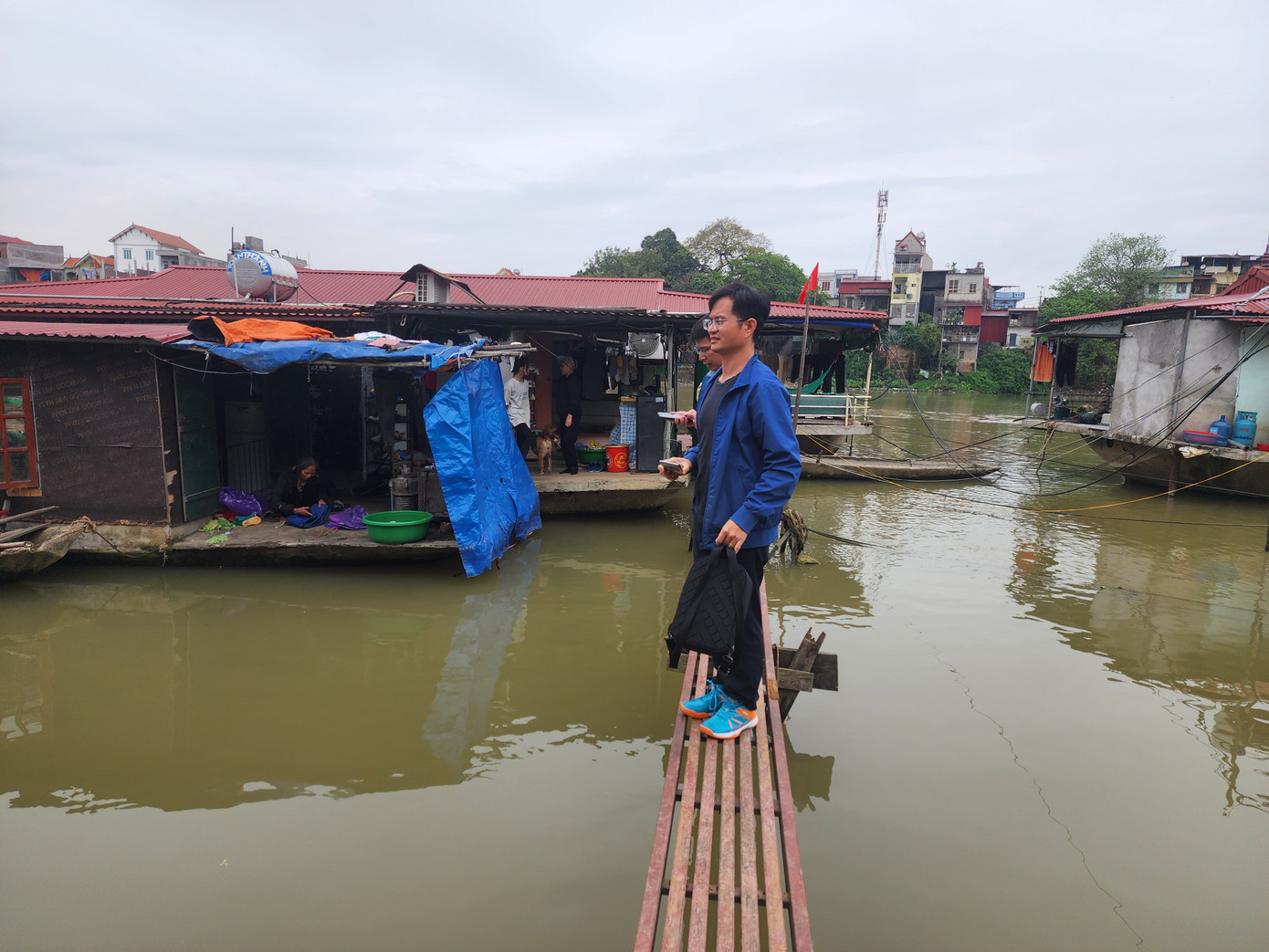 Một số hộ làm cầu nhỏ bắc từ thuyền lên bờ để tiện di chuyển. Một số hộ ở xa bờ thì phải di chuyển trên thuyền nhỏ để vào bờ. Một số hộ làm cầu nhỏ bắc từ thuyền lên bờ để tiện di chuyển. Một số hộ ở xa bờ thì phải di chuyển trên thuyền nhỏ để vào bờ.