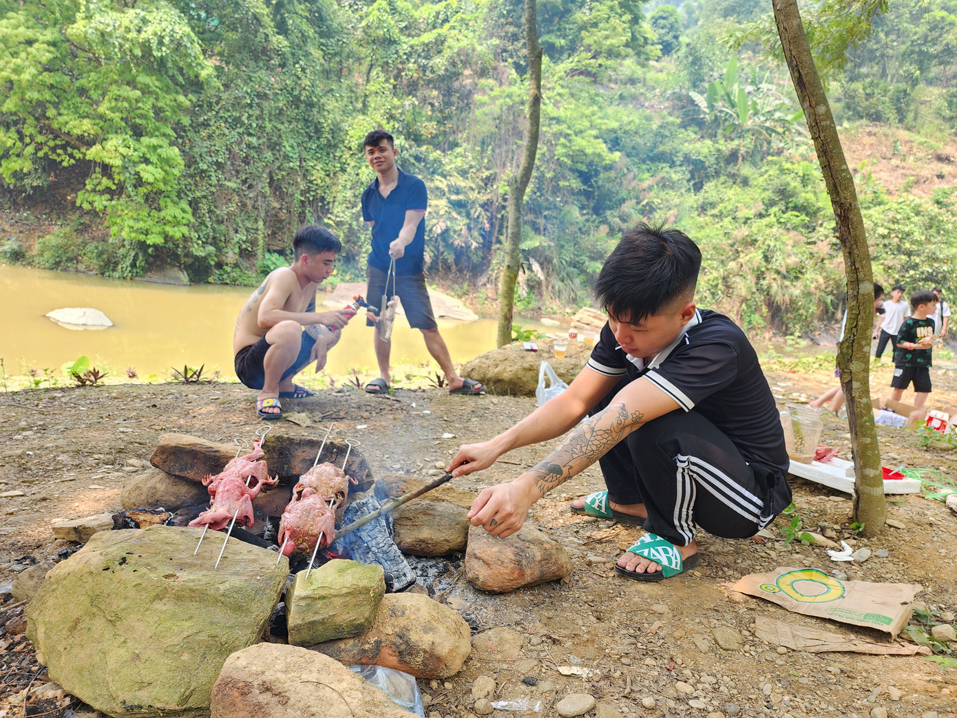 Các nhóm khách mang theo thực phẩm, chọn các điểm ven suối, dưới gốc cây lớn để cắm trại. Các nhóm khách mang theo thực phẩm, chọn các điểm ven suối, dưới gốc cây lớn để cắm trại.