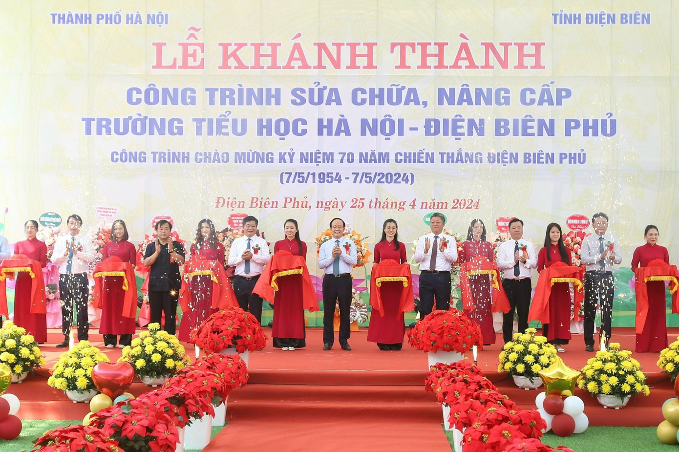 Các đại biểu đại diện thành phố Hà Nội và tỉnh Điện Biên cắt băng khánh thành công trình sửa chữa, nâng cấp Trường Tiểu học Hà Nội- Điện Biên Phủ.