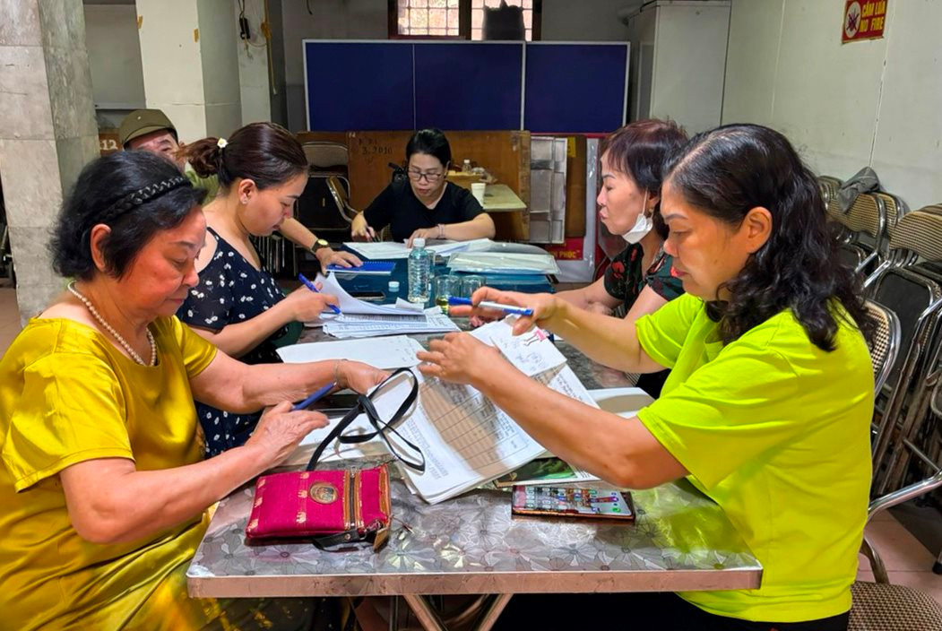 Tổ công tác tổng hợp ý kiến cử tri về phương án sắp xếp đơn vị hành chính tại quận Đống Đa.