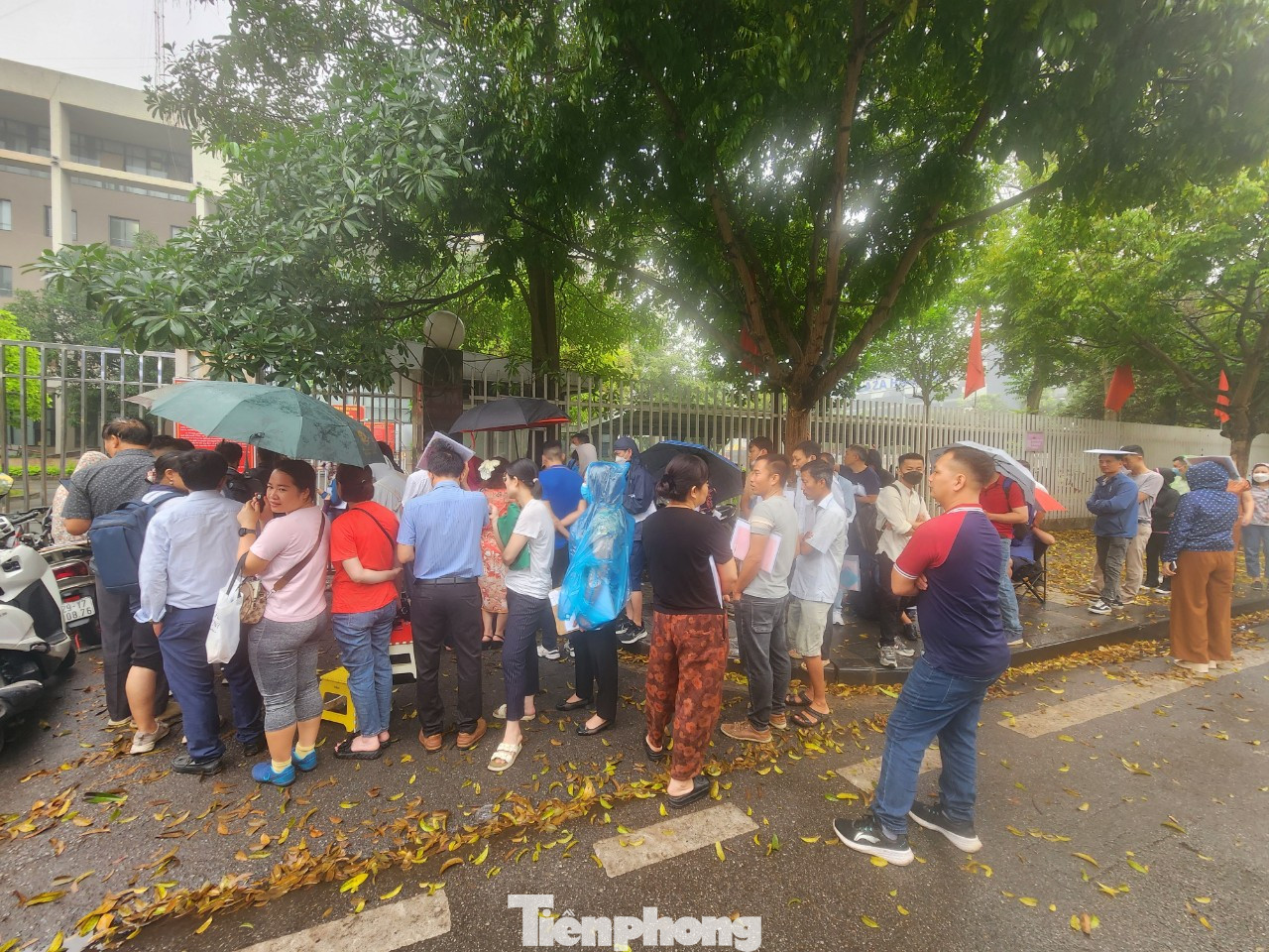 Khoảng 6h ngày 6/4, dù trời mưa nhưng đã có rất nhiều người dân đến Bộ phận một cửa quận Hà Đông chờ lấy số thứ tự. Khoảng 6h ngày 6/4, dù trời mưa nhưng đã có rất nhiều người dân đến Bộ phận một cửa quận Hà Đông chờ lấy số thứ tự.