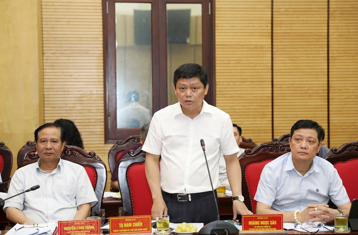 Chủ tịch UBND quận Ba Đình Tạ Nam Chiến báo cáo tại buổi giám sát