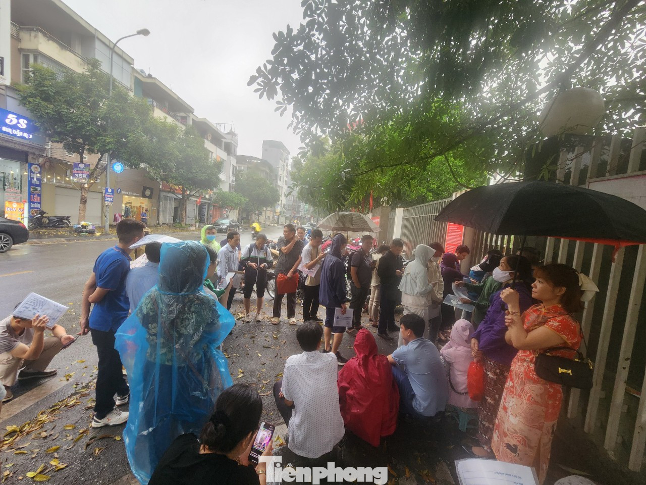 Người thì đứng dưới gốc cây, trường hợp thì mặc áo mưa, người mang ô (dù) hoặc lấy túi nilon đội lên đầu che mưa. Khi một người đến sau mà cố ý chen vào hàng thì nhiều người sẽ có ý kiến. Người thì đứng dưới gốc cây, trường hợp thì mặc áo mưa, người mang ô (dù) hoặc lấy túi nilon đội lên đầu che mưa. Khi một người đến sau mà cố ý chen vào hàng thì nhiều người sẽ có ý kiến.