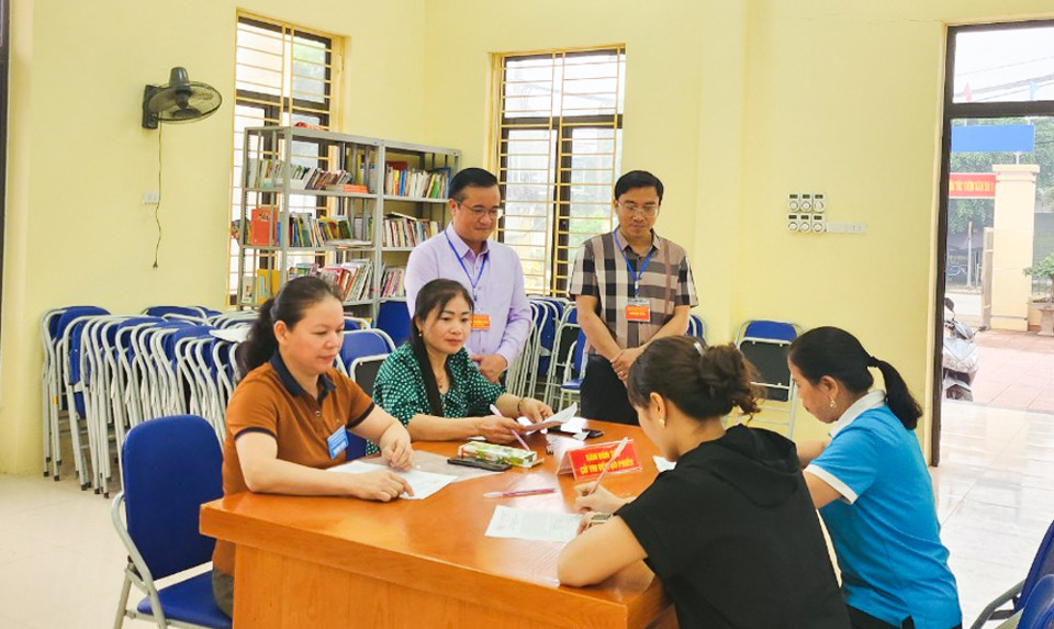 Lãnh đạo huyện Ba Vì kiểm tra công tác lấy ý kiến cử tri tại các xã thuộc diện sắp xếp đơn vị hành chính cấp xã.