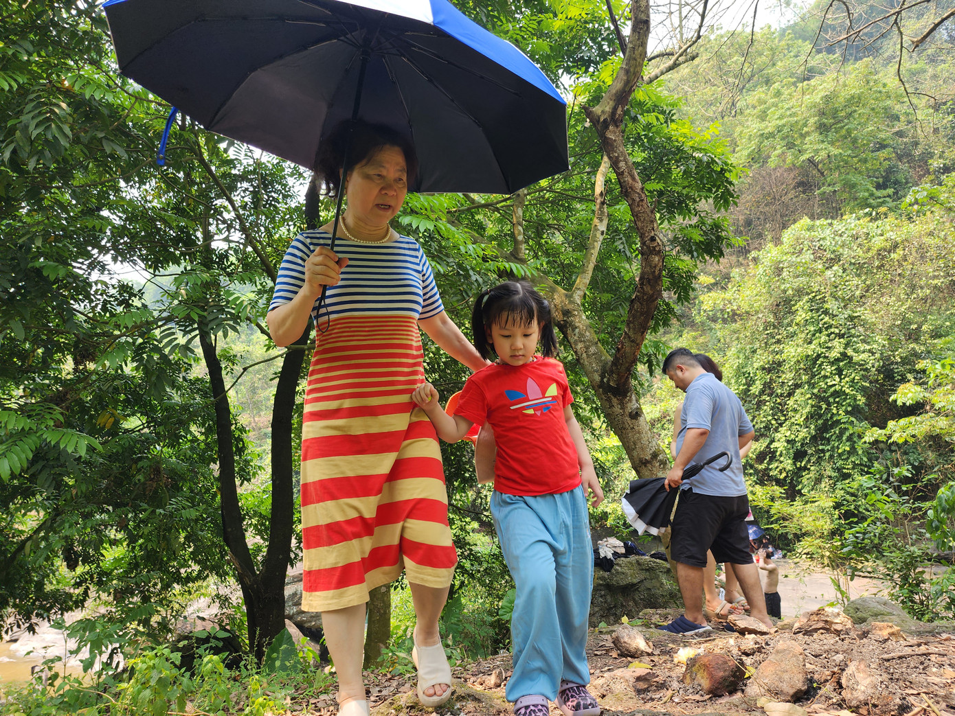 Nhiều người cao tuổi hoặc các em nhỏ cũng hào hứng lên núi để tránh nắng. Bà Trịnh Thị Lưỡng, trú tại quận Thanh Xuân cho biết, dịp nghỉ lễ đúng thời điểm nắng nóng. Vì vậy, cả gia đình tổ chức lên núi Ba Vì vừa là để tránh nắng, vừa tham quan. Nhiều người cao tuổi hoặc các em nhỏ cũng hào hứng lên núi để tránh nắng. Bà Trịnh Thị Lưỡng, trú tại quận Thanh Xuân cho biết, dịp nghỉ lễ đúng thời điểm nắng nóng. Vì vậy, cả gia đình tổ chức lên núi Ba Vì vừa là để tránh nắng, vừa tham quan.