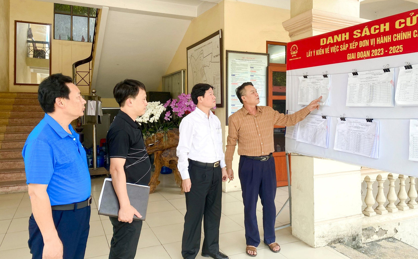 Đoàn công tác của huyện Gia Lâm kiểm tra danh sách cử tri