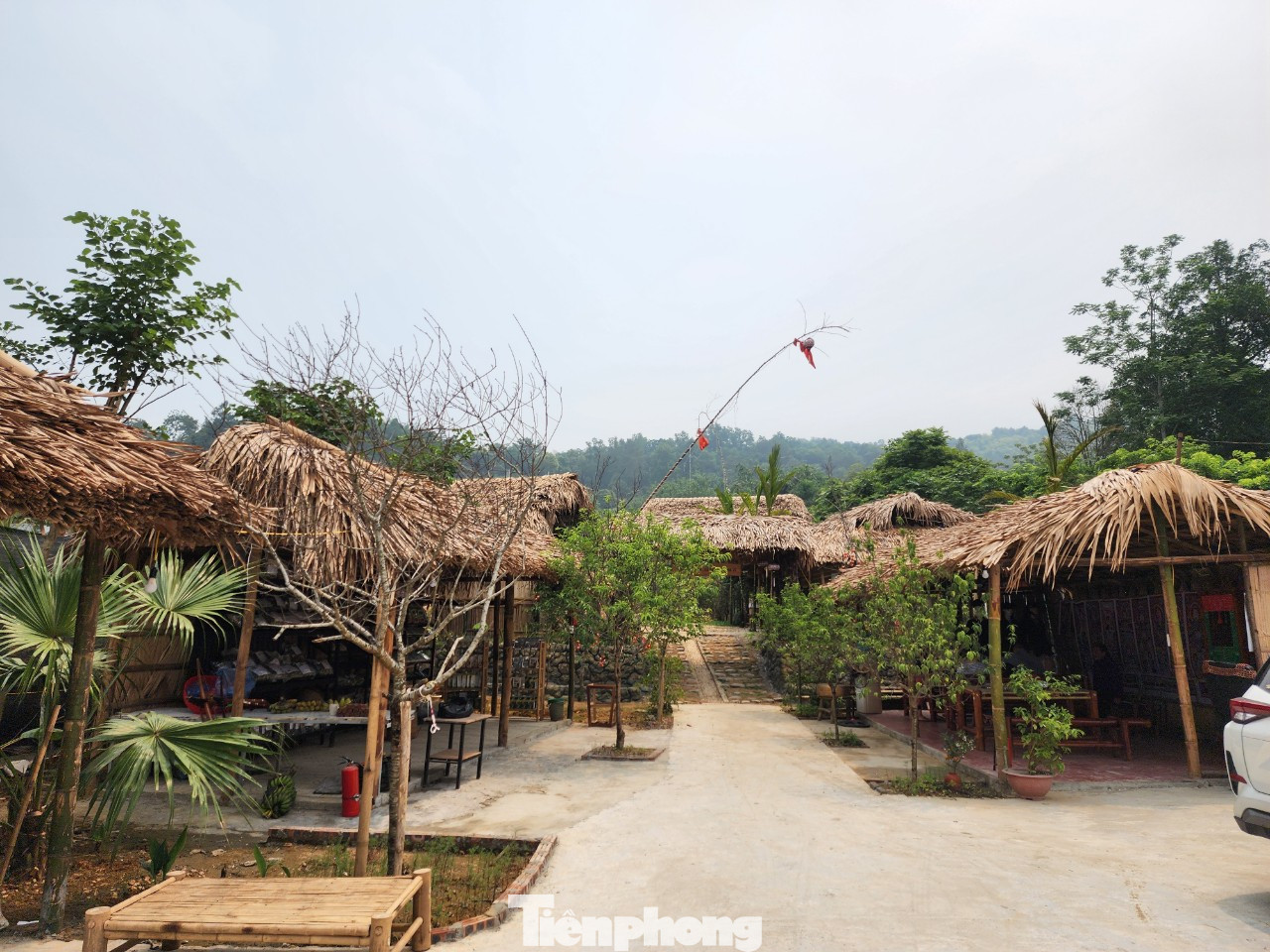 Điểm du lịch cộng đồng bản Miền có trên 98% người Dao quần Chẹt sinh sống với nghề thuốc nam truyền thống.