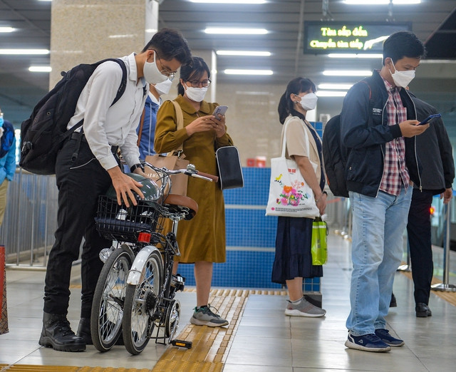 Hành khách chờ đi tàu tuyến Cát Linh- Hà Đông