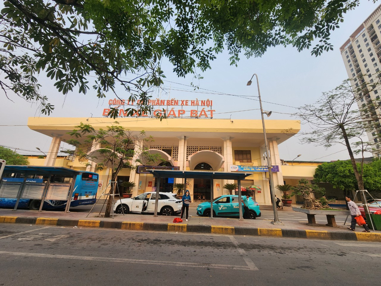 Bến xe Giáp Bát tọa lạc trên trục đường Giải Phóng tại km6, thuộc địa phận quận Hoàng Mai Hà Nội. Bến bắt đầu hoạt động từ năm 1989 với hệ thống phòng vé, khu vực nhà chờ, bãi xe, nhà vệ sinh, khu ăn uống,... rộng tới 37000m2.