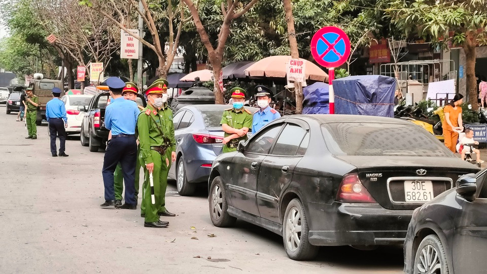 Lực lượng chức năng xử lý xe đậu đỗ trái phép dọc tuyến đường Nghiêm Xuân Yêm
