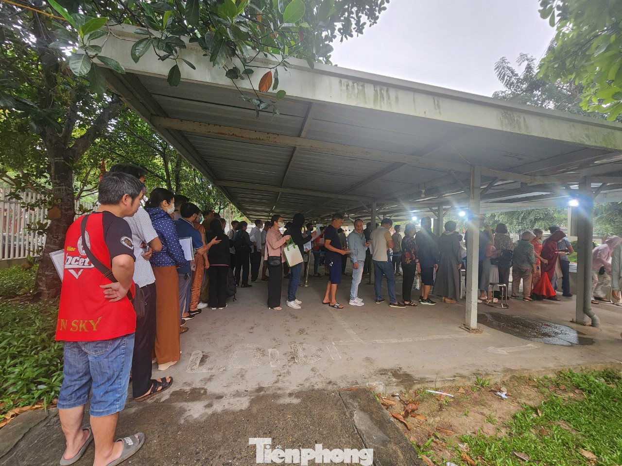 Người dân chờ đến lượt kiểm tra hồ sơ, giấy tờ trước khi vào sảnh lấy số thứ tự. Người dân chờ đến lượt kiểm tra hồ sơ, giấy tờ trước khi vào sảnh lấy số thứ tự.