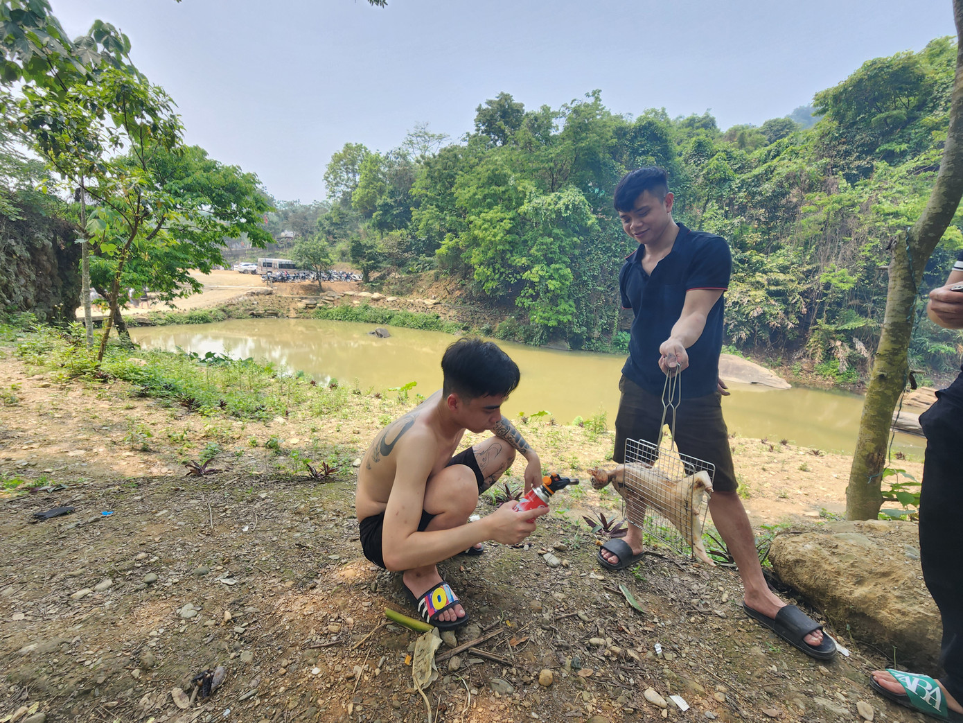 Nhóm khách du lịch nướng thực phẩm để chuẩn bị cho bữa trưa. Nhóm khách du lịch nướng thực phẩm để chuẩn bị cho bữa trưa.