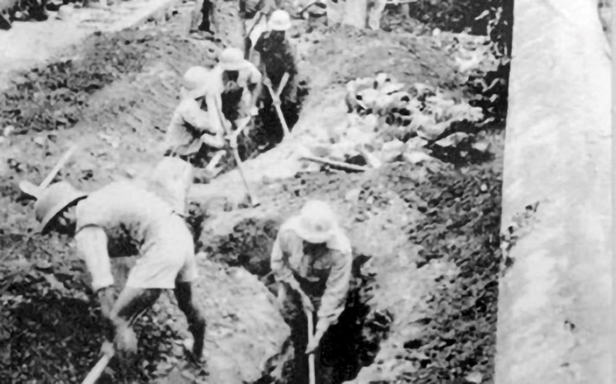Bộ đội ta đào hào trên chiến trường Điện Biên Phủ.