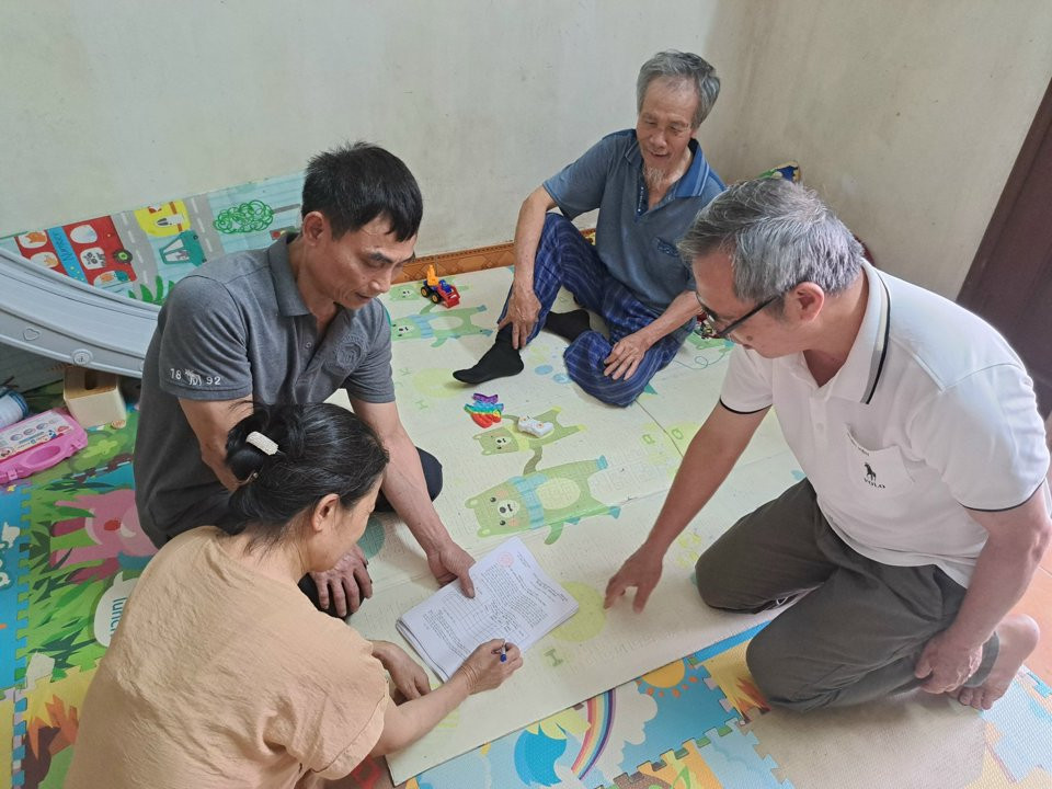 Cử tri quận Long Biên cho ý kiến về Đề án sắp xếp đơn vị hành chính trên địa bàn.