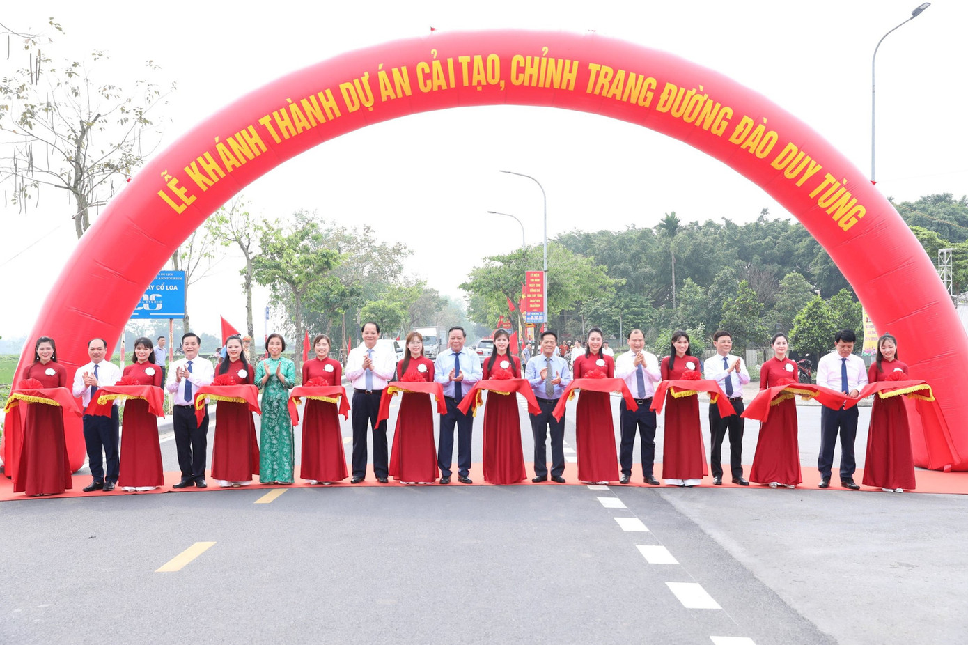 Các đại biểu cắt băng khánh thành dự án Chỉnh trang tuyến đường Đào Duy Tùng.