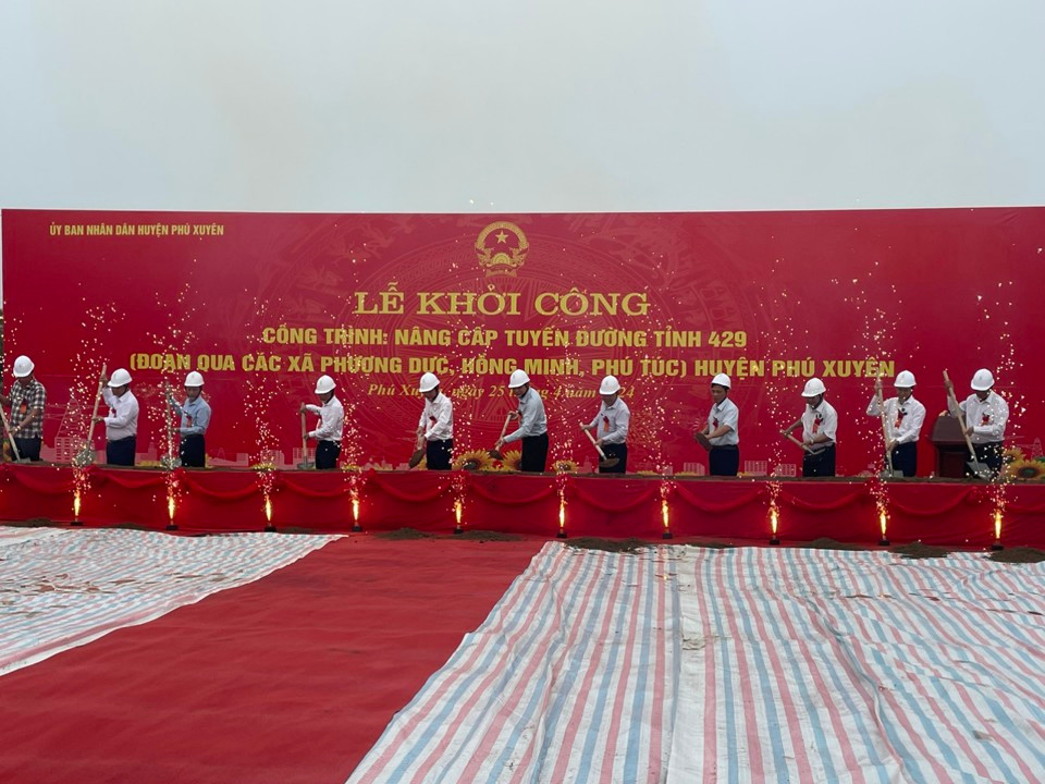 Các đại biểu thực hiện nghi thức khởi công dự án