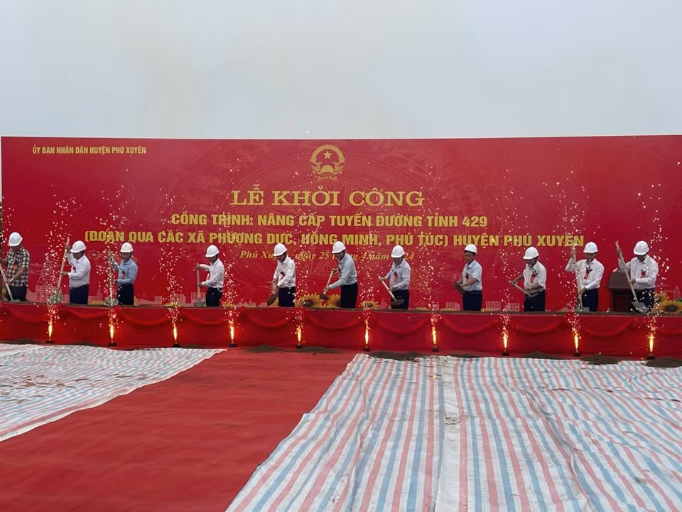 Các đại biểu thực hiện nghi thức khởi công dự án Các đại biểu thực hiện nghi thức khởi công dự án