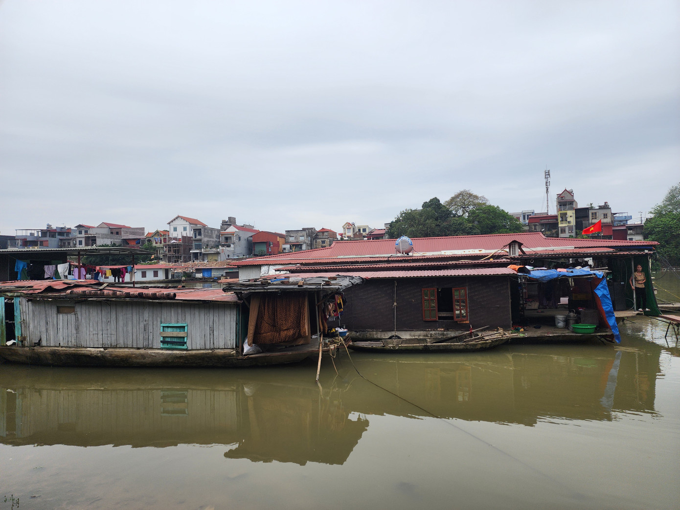 Các hộ dân thôn Nguyệt Đức đều sống trên thuyền từ nhiều năm nay. Các hộ dân thôn Nguyệt Đức đều sống trên thuyền từ nhiều năm nay.