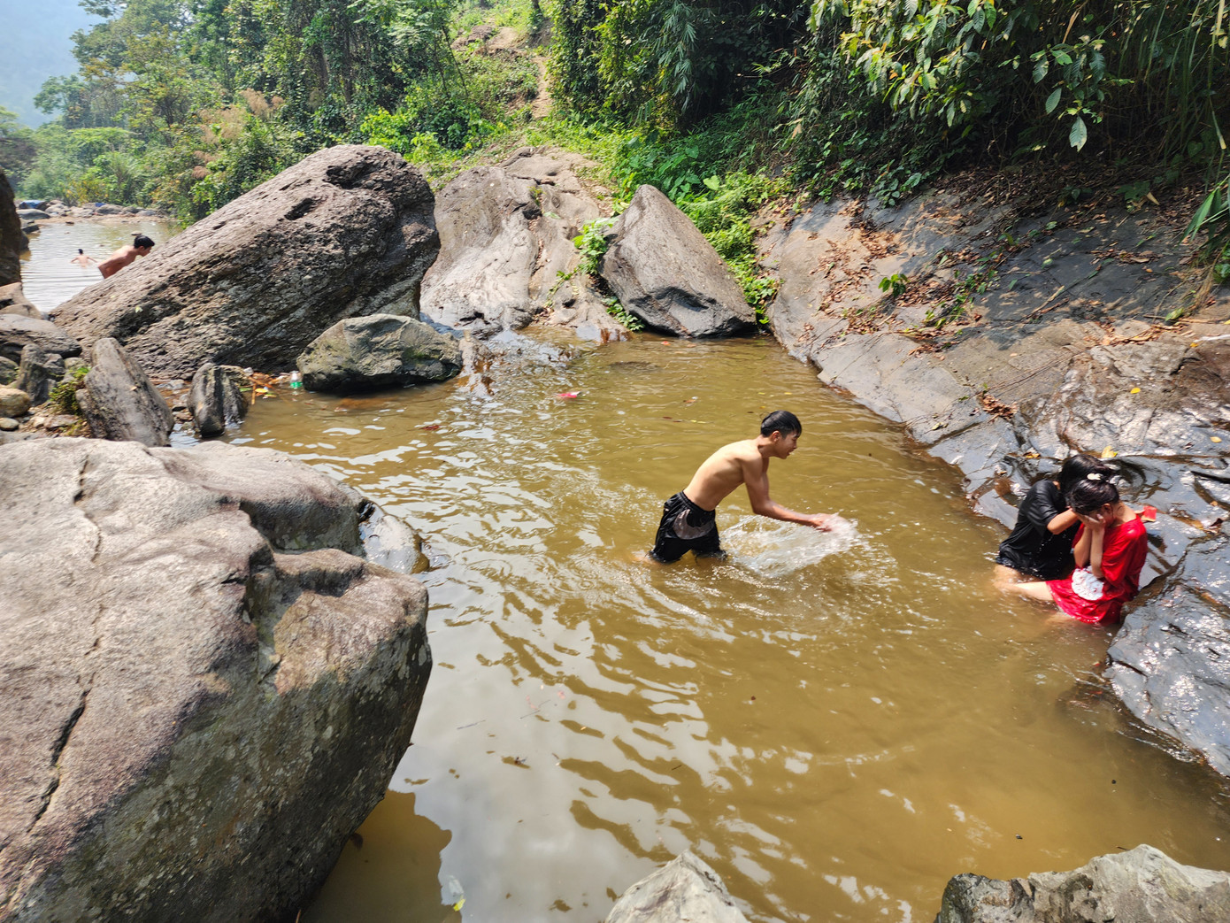 Nhiều bạn trẻ chơi đùa dưới dòng suối. Nhiều bạn trẻ chơi đùa dưới dòng suối.