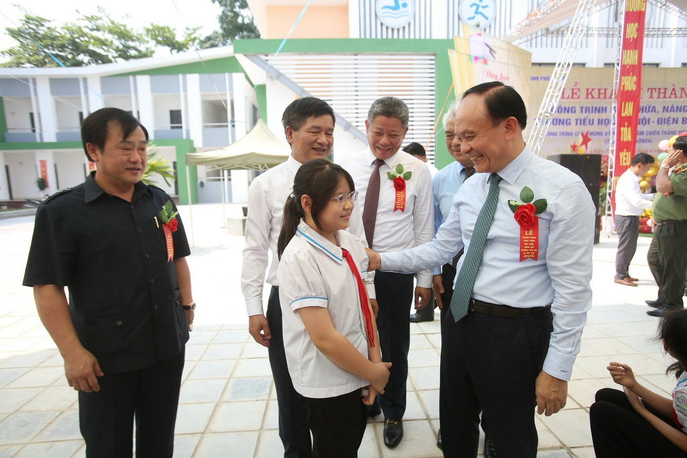 Chủ tịch HĐND TP. Hà Nội Nguyễn Ngọc Tuấn trò chuyện với các em học sinh Trường Tiểu học Hà Nội- Điện Biên Phủ.