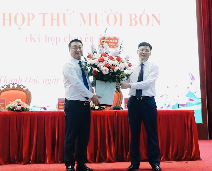 Phó Chủ tịch HĐND TP. Hà Nội Phạm Quí Tiên tặng hoa chúc mừng tân Chủ tịch HĐND huyện Thanh Oai Nguyễn Khánh Bình (bên trái). Phó Chủ tịch HĐND TP. Hà Nội Phạm Quí Tiên tặng hoa chúc mừng tân Chủ tịch HĐND huyện Thanh Oai Nguyễn Khánh Bình (bên trái).