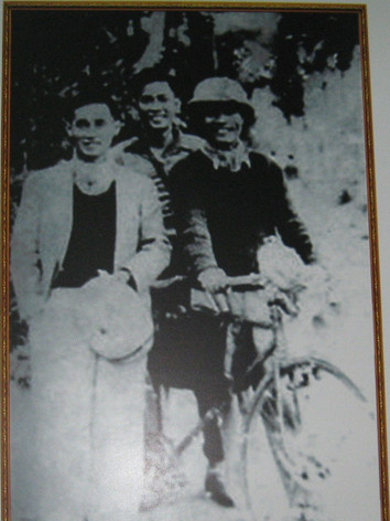 Đồng chí Nguyễn Chí Thanh (ngoài cùng bên phải) đi vận động quần chúng thời Cách mạng tháng Tám. Đồng chí Nguyễn Chí Thanh (ngoài cùng bên phải) đi vận động quần chúng thời Cách mạng tháng Tám