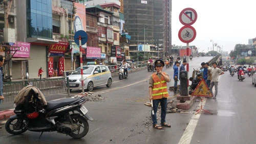 Lực lượng chức năng ngăn đường, xử lý sự cố