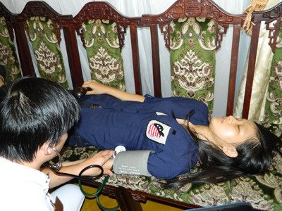 Sinh viên Nguyễn Thị Thùy Trang đang được bác sỹ chăm sóc. Sinh viên Nguyễn Thị Thùy Trang đang được bác sỹ chăm sóc