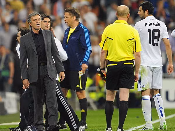 Mourinho bị trừng phạt vì 