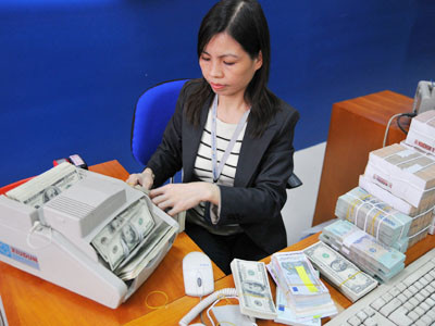 Việc điều chỉnh tỷ giá giúp các doanh nghiệp thoát cảnh bán USD giá thấp, mua giá cao Ảnh: Hồng Vĩnh. Việc điều chỉnh tỷ giá giúp các doanh nghiệp thoát cảnh bán USD giá thấp, mua giá cao Ảnh: Hồng Vĩnh