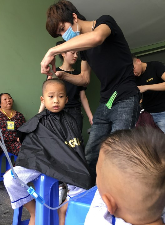 Rớt nước mắt bệnh nhi tay cắm dịch truyền, đầu trọc lóc chờ cắt tóc ảnh 3