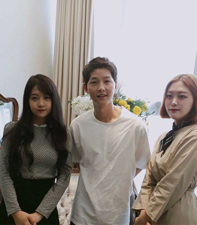 Song Hye Kyo, Song Joong Ki tay trong tay ở Pháp ảnh 1