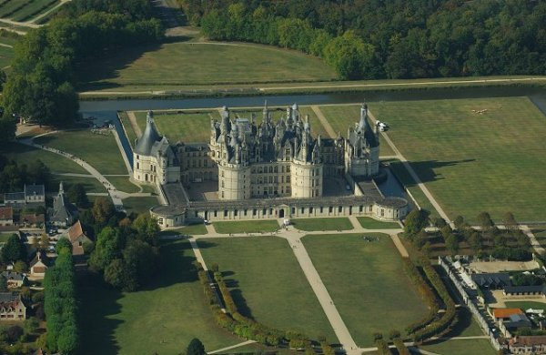 Cũng nằm trong thung lũng Loire, Chambord được coi là một trong những lâu đài điển hình của Pháp theo lối kiến trúc thời kỳ Phục hưng