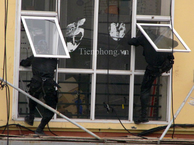 Lực lượng đặc nhiệm tiếp cận ngôi nhà từ mọi phía