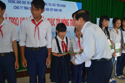  Đại diện báo Tiền phong trao học bổng cho học sinh nghèo vượt khó