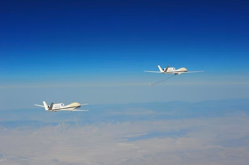 Hai máy bay không người lái RQ-4 Global Hawk thực hành tiếp dầu trên không. Hai máy bay không người lái RQ-4 Global Hawk thực hành tiếp dầu trên không
