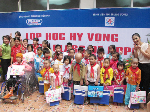 Hoa hậu Việt Nam Ngọc Hân trao quà cho các 