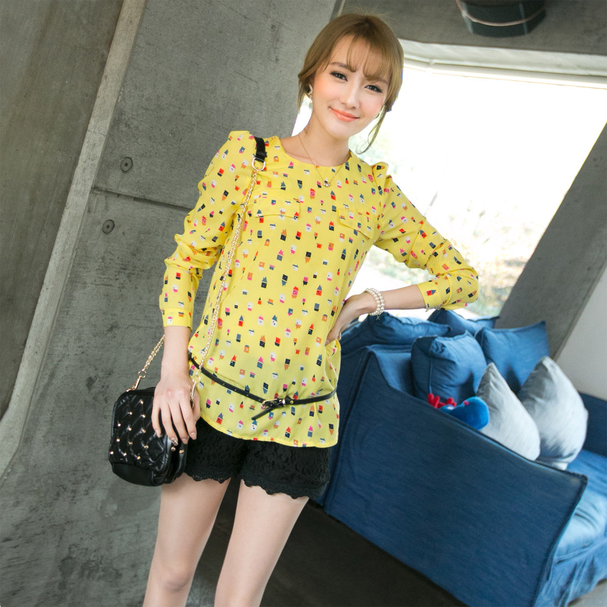 Trong tủ đồ nhà bạn hẳn không thể thiếu quần shorts. Với chức năng mang lại sự thoải mái, năng động cũng như giúp bạn gái “khoe” đôi chân thon cuốn hút, quần shorts lúc nào cũng được xếp vào list những món đồ cô nàng nào cũng phải có mỗi khi hè tới. Bạn sẽ vô cùng nổi bật cùng short hoa mang nhiều màu sắc được cách điệu với các họa tiết hoa nhỏ, to khác nhau. Bạn nên kết hợp short họa tiết hoa với áo có gam màu đơn sắc như màu đen, màu be, màu trắng... Khắc phục nhược điểm của quần short hơi thô cứng và chật chội hay những chiếc váy ngắn khiến chúng mình có thể gặp sự cố “hớ hênh” khi vận động, quần short váy là sự kết hợp hoàn hảo để teen girl khoe vẻ đáng yêu, xinh xắn mà cực kỳ thoải mái. Ngoài ra, các kiểu quần short màu sặc sỡ hay short đều có thể đem đến cho bạn gái nét trẻ trung năng động trong ngày hè.