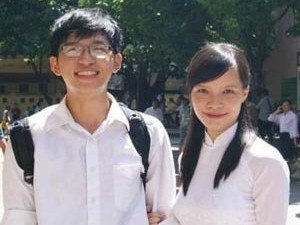 Lê Thành Đạt (trái), thủ khoa khối A Đại học Sư phạm Hà Nội. Lê Thành Đạt (trái), thủ khoa khối A Đại học Sư phạm Hà Nội