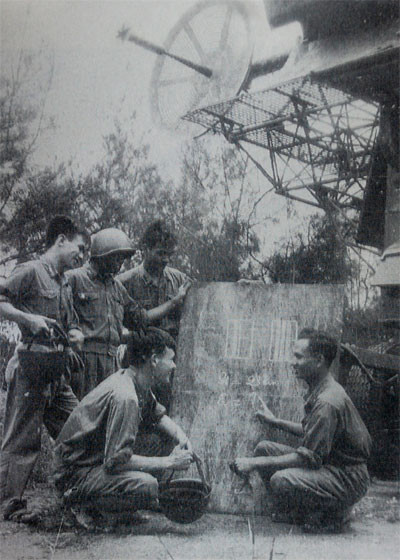 Kíp chiến đấu Tiểu đoàn 57, Trung đoàn tên lửa 261 trao đổi kinh nghiệm sau trận đánh. Kíp chiến đấu Tiểu đoàn 57, Trung đoàn tên lửa 261 trao đổi kinh nghiệm sau trận đánh