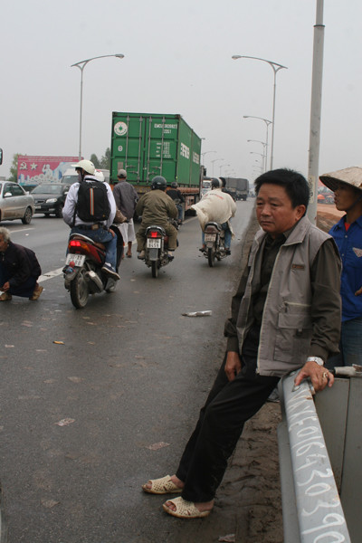 Bố của nạn nhân thẫn thờ khi đến hiên trường thấy con minh thương vong