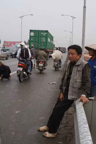 Bố của nạn nhân thẫn thờ khi đến hiên trường thấy con minh thương vong