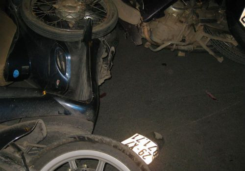 Chiếc xe máy rơi biển kiểm soát sau cú tông từ phía sau. Chiếc xe máy rơi biển kiểm soát sau cú tông từ phía sau