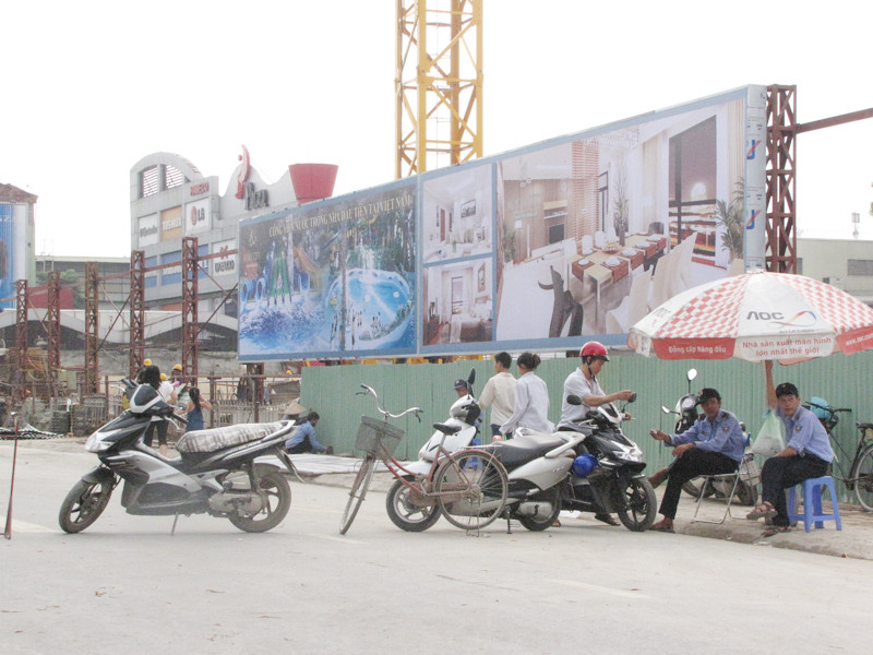 Hai chiếc xe máy được dùng làm hàng rào cho bãi giữ xe