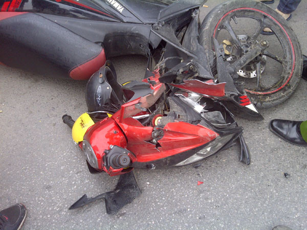 Đầu của xe máy bị vỡ nát. Ảnh: Đ.H Đầu của xe máy bị vỡ nát