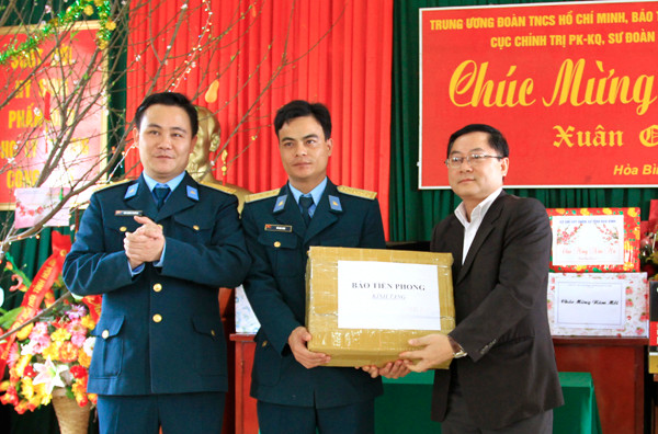 Tổng biên tập báo Tiền Phong tặng quà cho các chiến sỹ