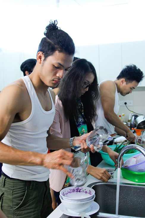 Các thí sinh nam cũng giúp các thí sinh nữ nấu ăn