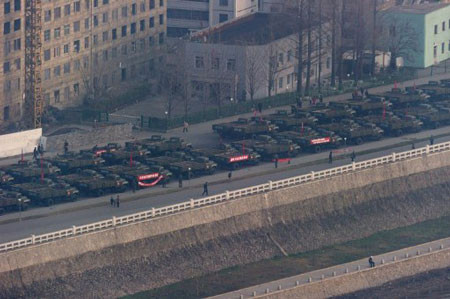 Hàng xe quân sự xếp dài trên phố chuẩn bị cho lễ diễu binh kỷ niện 100 năm ngày sinh nhà lãnh đạo Kim Nhật Thành. . Hàng xe quân sự xếp dài trên phố chuẩn bị cho lễ diễu binh kỷ niện 100 năm ngày sinh nhà lãnh đạo Kim Nhật Thành.